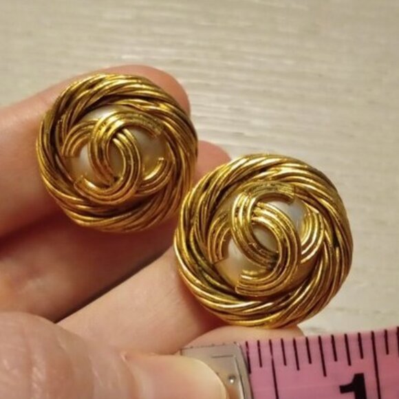 Chanel Vintage Interlocking CC Faux-Pearl Gold Clip On Earrings - Picture 4 of 17